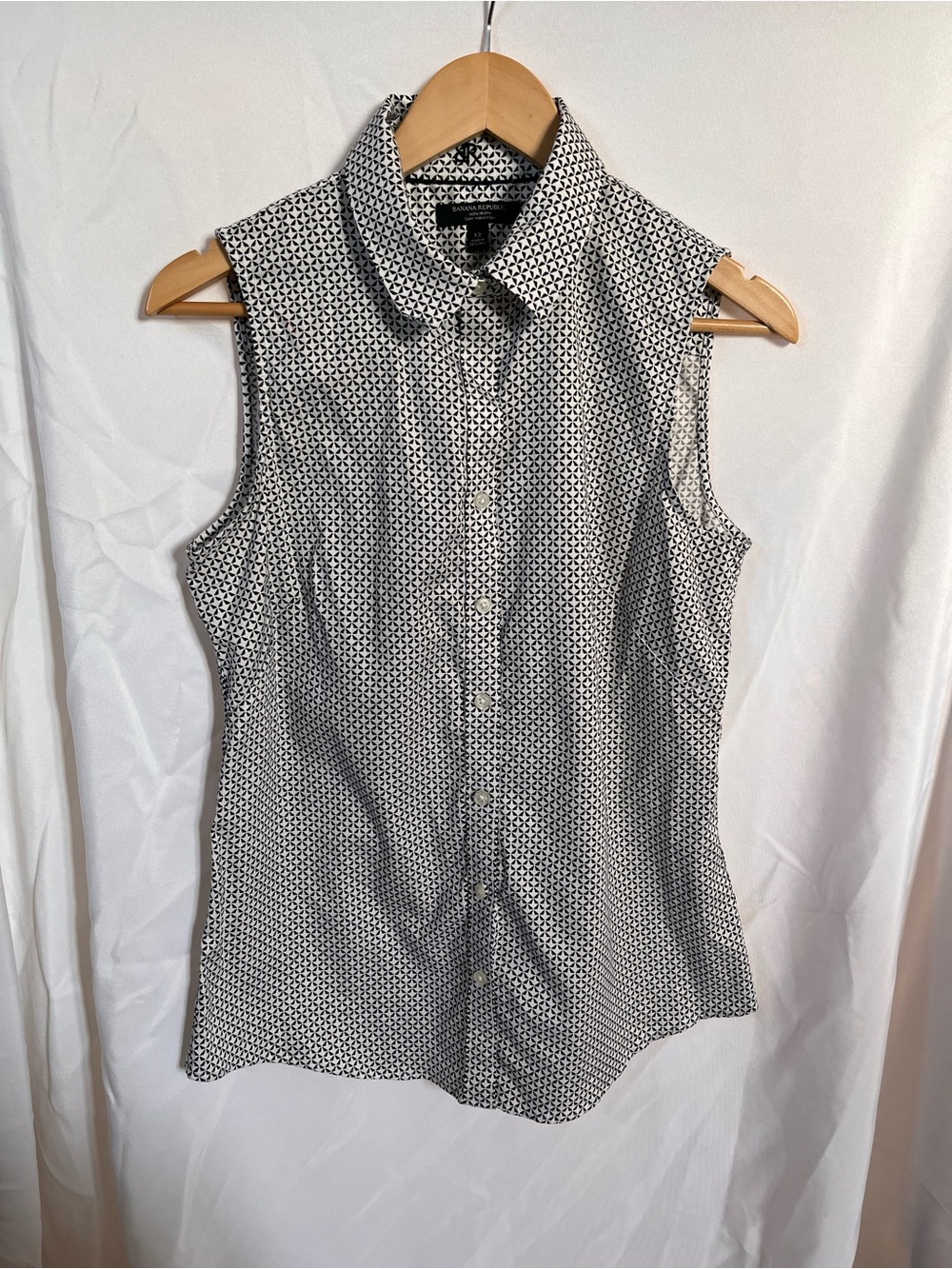 Banana Republic Sleeveless Button-Down Shirt in Black & White Geo Print